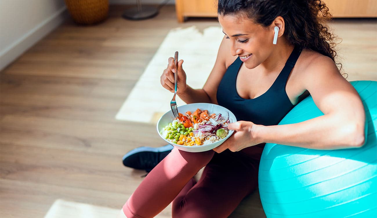 Mujer saludable comiendo ensalada